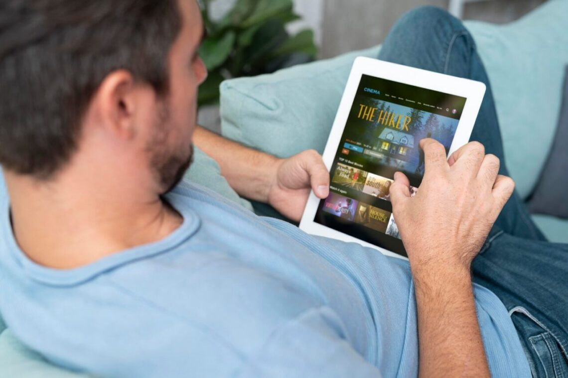 Personne comparant plusieurs chaînes IPTV sur un écran de télévision pendant un essai de 24 heures.